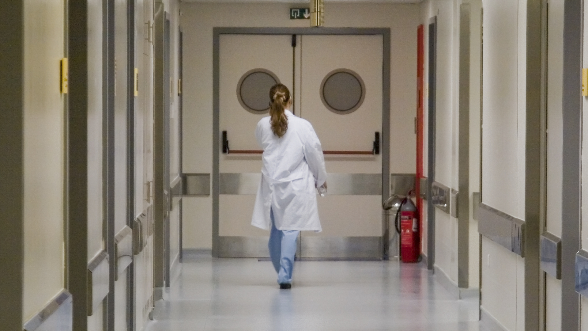 Enfermera anda por el pasillo de hospital 